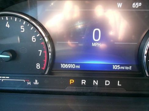 Used 2023 Ford Explorer XLT AWD/4WD image 22