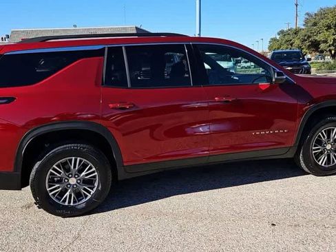 Used 2025 Chevrolet Traverse LT FWD image 8
