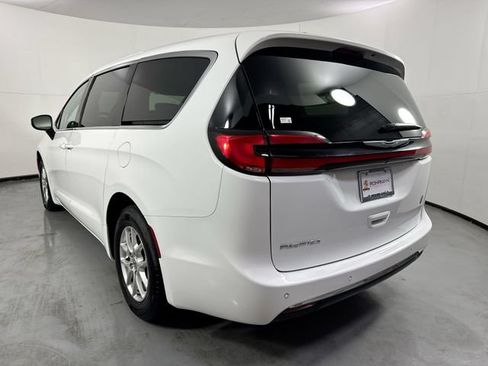 Used 2023 Chrysler Pacifica Touring-L FWD image 31