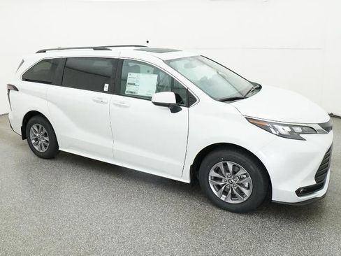 New 2026 Toyota Sienna XLE image 12