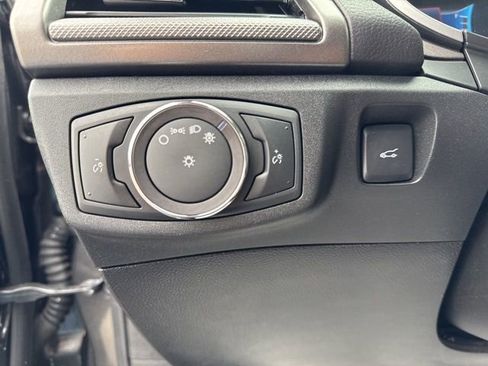 Used 2019 Ford Fusion SE FWD image 12