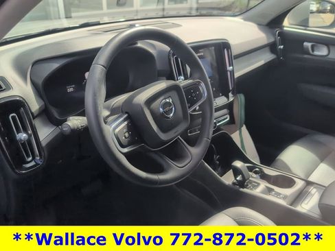 Used 2025 Volvo XC40 B5 Core image 30