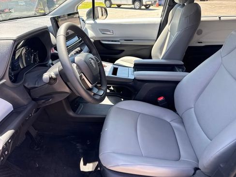 Used 2026 Toyota Sienna XLE FWD image 11
