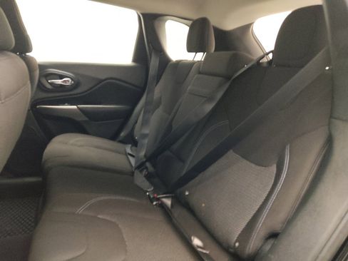 Used 2019 Jeep Cherokee Latitude w/ Cold Weather Group FWD image 18