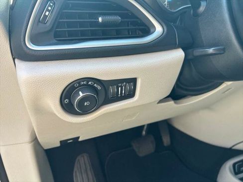 Certified 2020 Chrysler Pacifica Touring FWD image 17