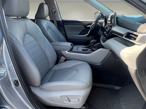 Certified 2024 Toyota Highlander XLE FWD image 20