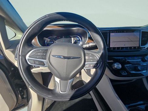 Used 2022 Chrysler Pacifica Limited w/ Uconnect Theater Family Group image 26