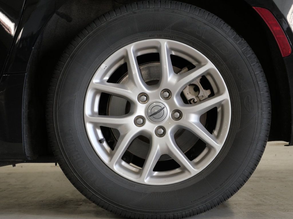 Used 2024 Chrysler Pacifica Touring-L FWD image 9