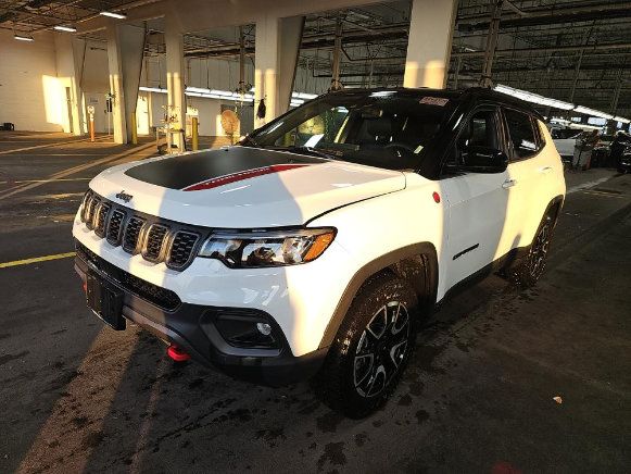Used 2025 Jeep Compass Trailhawk AWD/4WD image 1