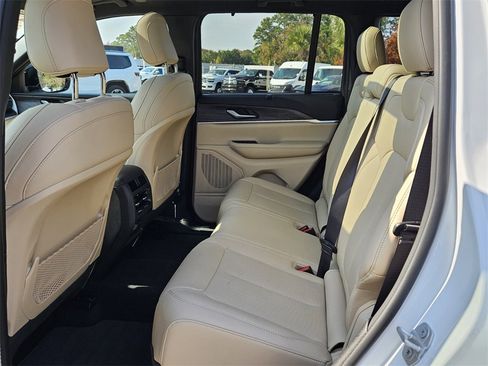 Used 2024 Jeep Grand Cherokee Limited w/ Luxury Tech Group II image 11