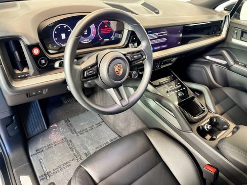 Used 2025 Porsche Cayenne image 4