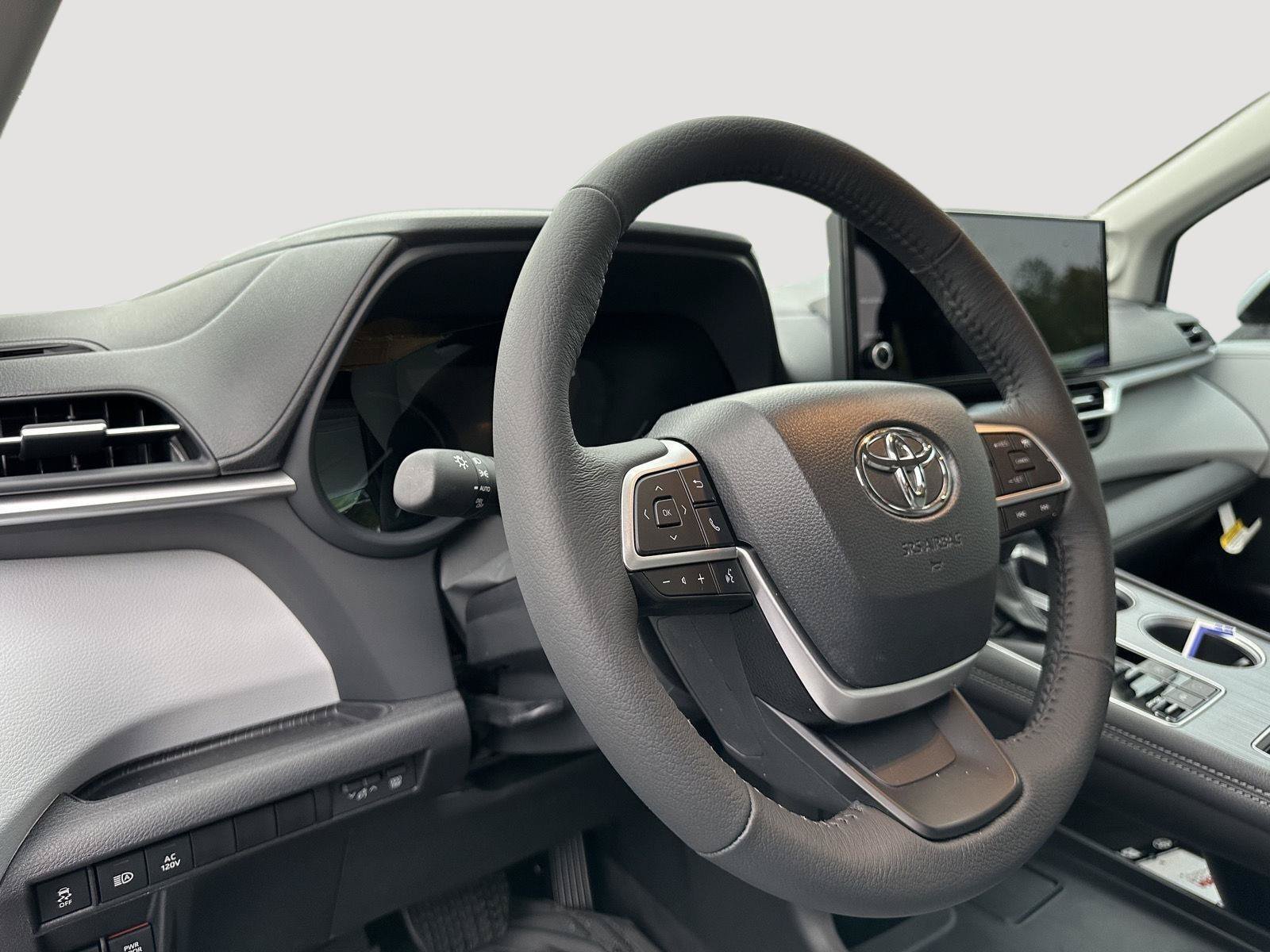 Used 2026 Toyota Sienna XLE FWD image 11