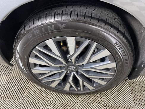 Used 2024 Nissan Altima 2.5 SV AWD/4WD image 10