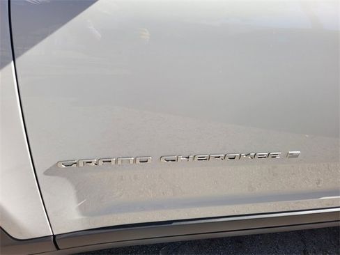 New 2025 Jeep Grand Cherokee Limited image 3