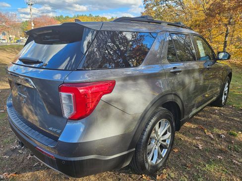 Certified 2022 Ford Explorer XLT w/ Equipment Group 202A image 5