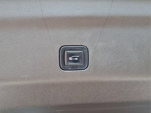 Certified 2022 Chevrolet Tahoe Z71 w/ Luxury Package AWD/4WD image 33