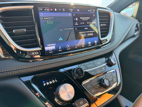 Used 2023 Chrysler Pacifica Pinnacle FWD image 3