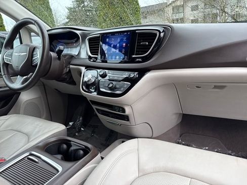 Used 2017 Chrysler Pacifica Touring-L Plus w/ Tire & Wheel Group image 23