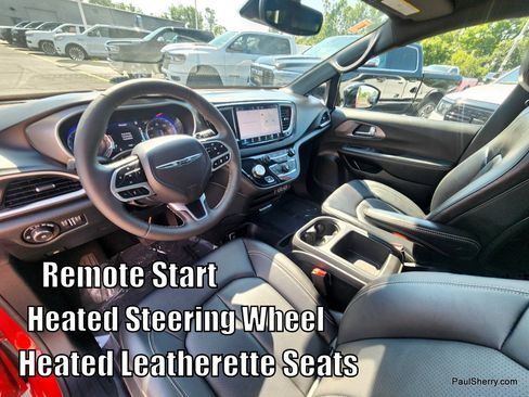 Used 2025 Chrysler Pacifica Select FWD image 3