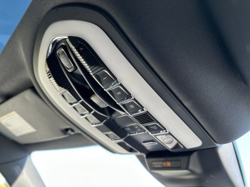 Used 2025 Porsche Macan image 28