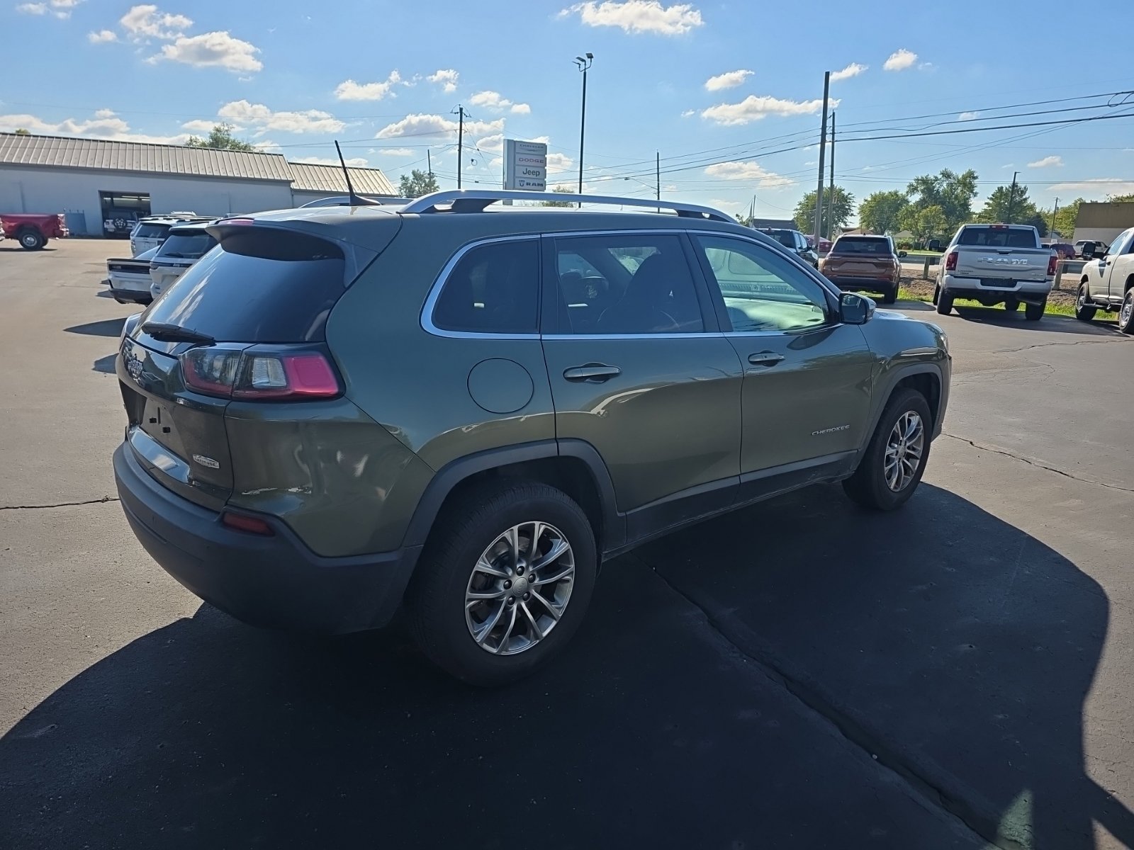 Used 2019 Jeep Cherokee Latitude Plus w/ Cold Weather Group AWD/4WD image 4