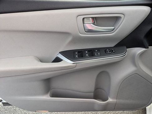 Used 2015 Toyota Camry LE image 12