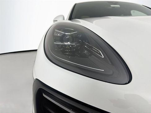 Certified 2025 Porsche Macan image 32
