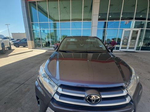 Used 2018 Toyota Highlander LE FWD image 25