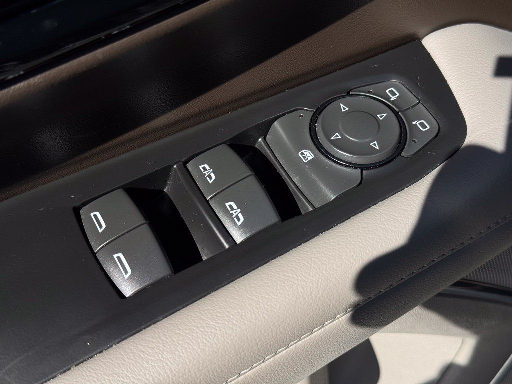 Used 2025 Chevrolet Tahoe LT RWD image 29