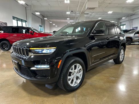 Used 2023 Jeep Grand Cherokee Limited w/ Luxury Tech Group II AWD/4WD image 3