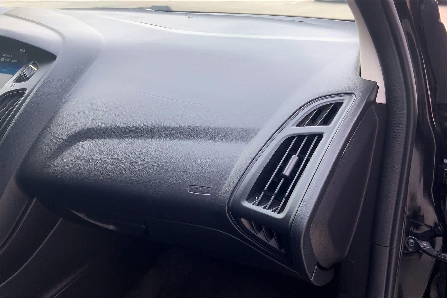 Used 2018 Ford Focus SE w/ SE Appearance Package FWD image 19