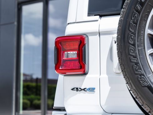 Used 2022 Jeep Wrangler Unlimited Sahara AWD/4WD image 12