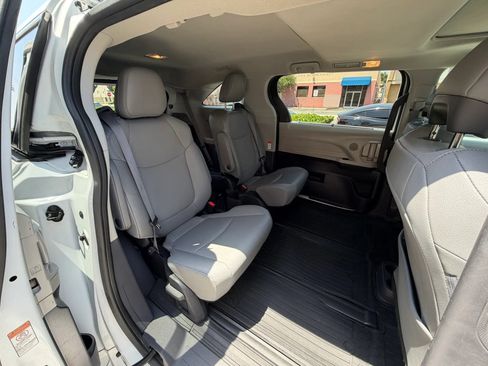 Used 2023 Toyota Sienna XLE FWD image 23