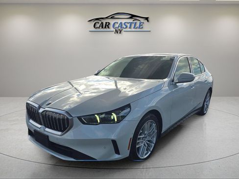 Used 2024 BMW 530i xDrive AWD/4WD image 3