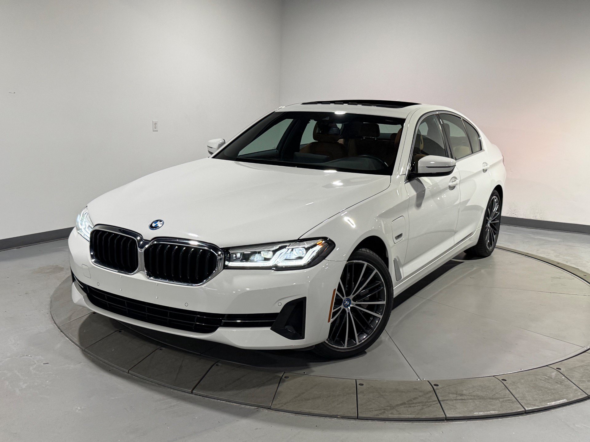 Used 2023 BMW 530e xDrive w/ Convenience Package AWD/4WD image 6