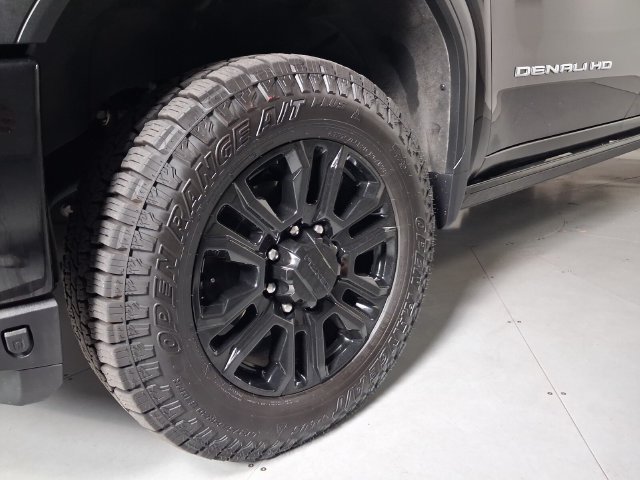 Used 2022 GMC Sierra 2500 Denali w/ Denali Black Diamond Edition AWD/4WD image 9