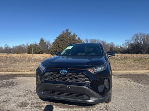 Used 2022 Toyota RAV4 LE image 1