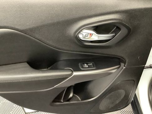 Used 2019 Jeep Cherokee Limited AWD/4WD image 6