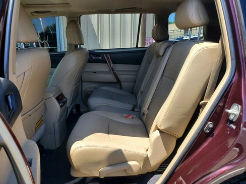 Used 2011 Toyota Highlander Limited w/ Tow Pkg FWD image 26