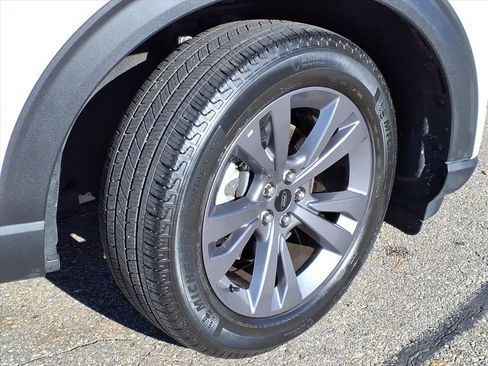 Used 2022 Ford Explorer XLT w/ Equipment Group 202A image 5