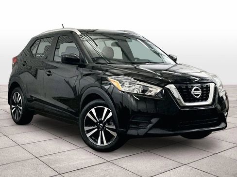 Used 2019 Nissan Kicks SV FWD image 2
