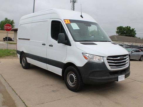 Used 2021 Freightliner Sprinter 2500 RWD image 2