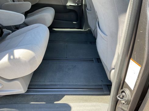 Used 2017 Toyota Sienna LE AWD/4WD image 39