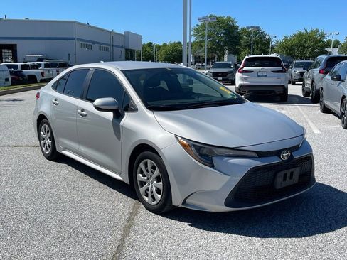 Used 2021 Toyota Corolla LE FWD image 3