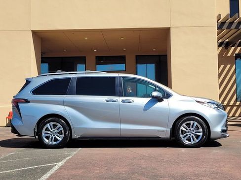 Certified 2021 Toyota Sienna Limited FWD image 5