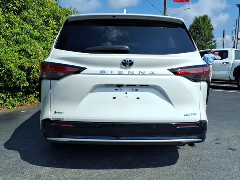 Used 2026 Toyota Sienna Limited FWD image 4