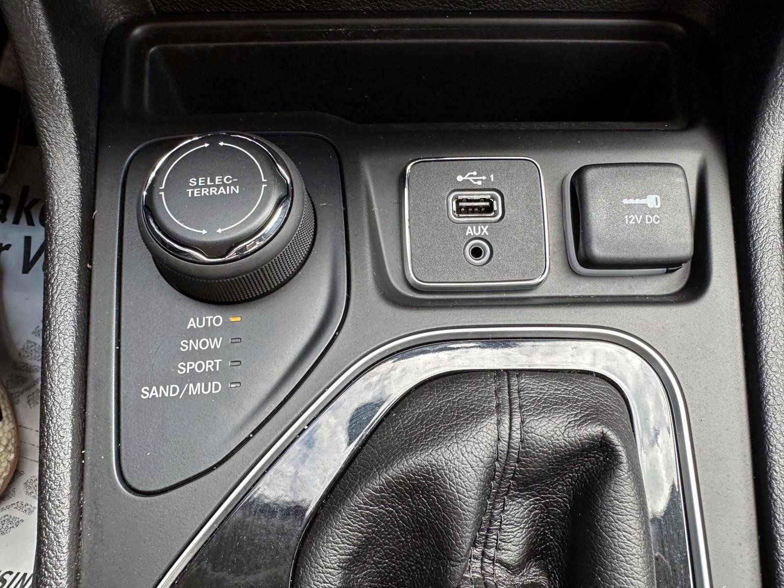 Used 2019 Jeep Cherokee Limited AWD/4WD image 27
