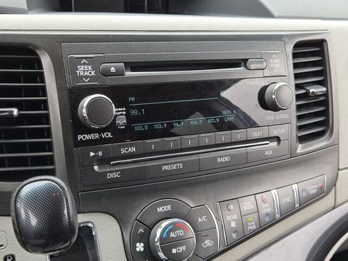 Used 2014 Toyota Sienna SE FWD image 21