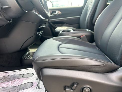 New 2027 Chrysler Pacifica Select AWD/4WD image 11