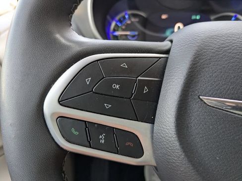 Used 2023 Chrysler Pacifica Touring-L FWD image 21